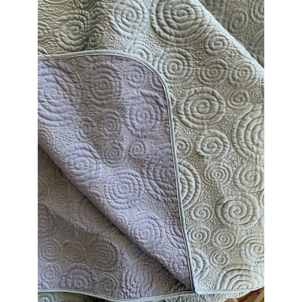 Nicole Miller Reversible Quilted Swirls Coverlet Bed Spread Queen Blue 92